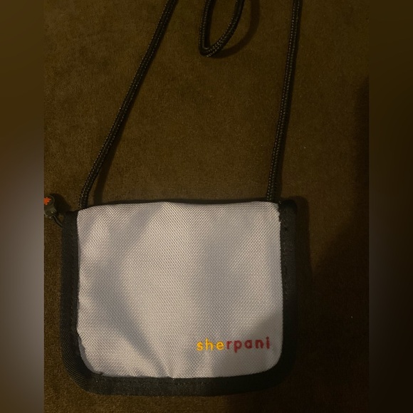 Small Sherpani wallet Bag - Picture 3 of 4